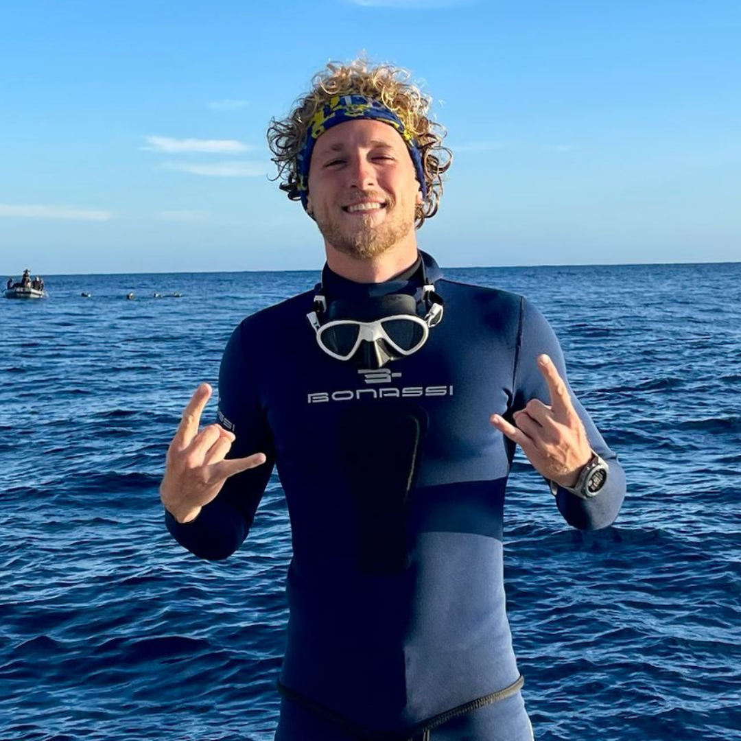 Guide at sea